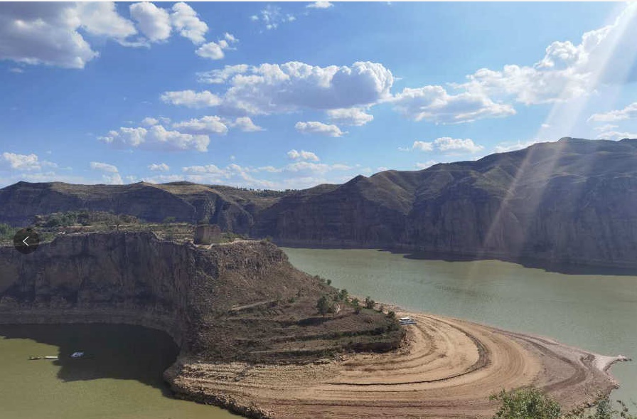 彎轉迤邐老牛灣 藍天碧水顯溫柔