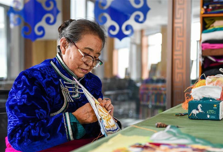 內(nèi)蒙古阿拉善：馬鬃繞線(xiàn)蒙古唐卡助農(nóng)牧民增收