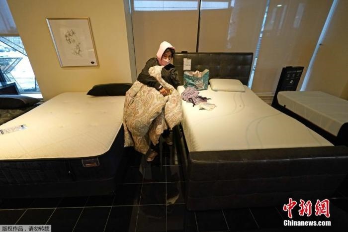 當(dāng)?shù)貢r(shí)間2月17日，美國(guó)得州的一家畫廊兼家具店內(nèi)，大批民眾來此避寒取暖，其中不乏一些人帶著被子來過夜。美國(guó)近日遭遇極寒天氣侵襲，多地氣溫創(chuàng)近年新低，其中得州災(zāi)情最嚴(yán)重，暴風(fēng)雪導(dǎo)致電網(wǎng)在酷寒中癱瘓，約400萬居民家中長(zhǎng)時(shí)間停電。美國(guó)國(guó)家氣象局表示，得州休斯敦等地的氣溫甚至比靠近北極圈的阿拉斯加還要低。