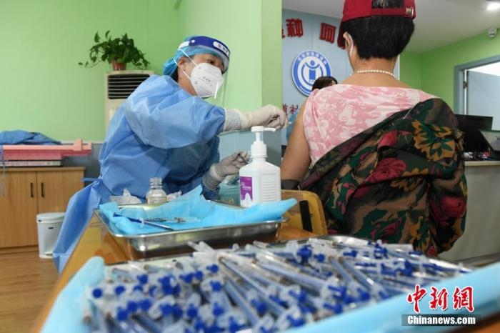 資料圖：市民來到醫(yī)院接種新冠疫苗。 楊華峰 攝