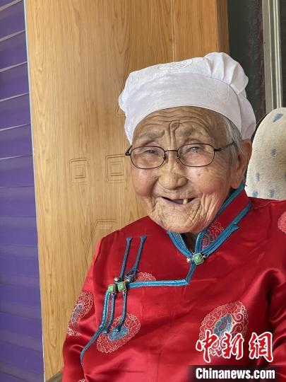 薩仁托婭拍攝的“草原母親”。　薩仁托婭供圖