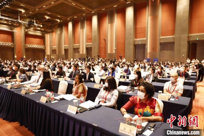 500余名專家學者、嘉賓代表以線上線下方式參加開幕式。　盛佳鵬 攝