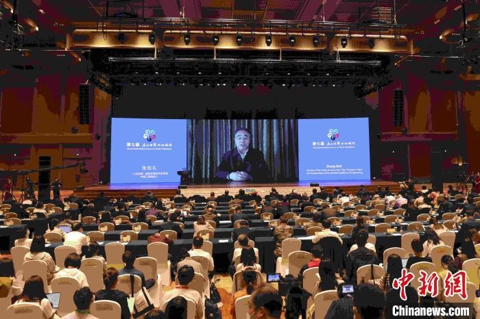 中國工程院院士、“人民英雄”國家榮譽稱號獲得者張伯禮通過視頻發(fā)表主旨演講。　盛佳鵬 攝