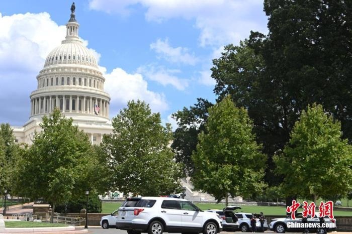 當(dāng)?shù)貢r(shí)間8月19日，一名男子駕駛黑色皮卡至國(guó)會(huì)圖書館前，并聲稱車上有炸彈。該事件導(dǎo)致美國(guó)國(guó)會(huì)大廈周邊街道封鎖，警方還疏散了周邊國(guó)會(huì)辦公樓和聯(lián)邦最高法院里的工作人員。圖為警方在美國(guó)會(huì)大廈西側(cè)廣場(chǎng)警戒。 <a target='_blank' href='http://www.chinanews.com/'>中新社</a>記者 陳孟統(tǒng) 攝
