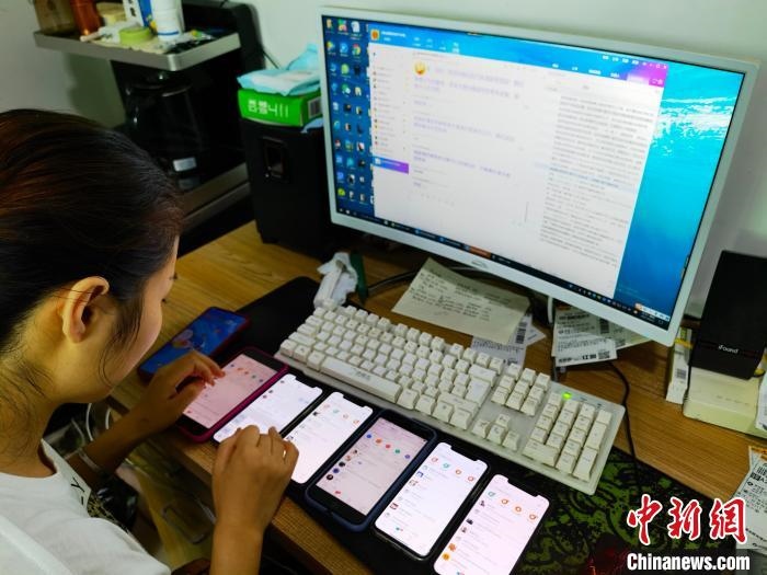 圖為網(wǎng)絡客服為網(wǎng)上“專車座套”客戶答疑釋惑。　呂子豪 攝