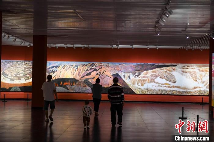 162米巨幅油畫(huà)長(zhǎng)卷《黃河》吸引市民駐足觀看。　楊華峰 攝