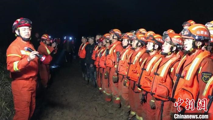 平遙縣消防救援大隊大隊長龔宇作總攻發(fā)起前的動員?！￠Z旭輝 攝