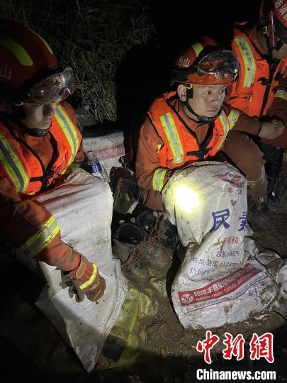 短暫修整期間，消防員脫掉鞋襪，用編織袋套住腿腳保暖?！￠Z旭輝 攝