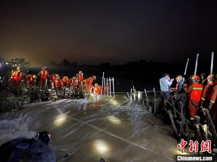 消防員分成左右兩路，同時發(fā)起決口封堵總攻?！￠Z旭輝 攝