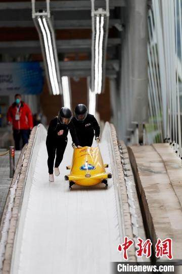 英國雪車隊(duì)結(jié)束滑行后準(zhǔn)備收車 國家雪車雪橇中心提供