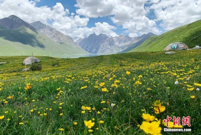 位于青海省果洛藏族自治州久治縣的年保玉則意為“神圣不可侵犯的地方”，山形如蓮花，總面積3469平方公里，保存有冰蝕地貌、冰磧地貌、現(xiàn)代冰川等地質(zhì)遺跡，有“天神后花園”之稱。
<a target='_blank' href='http://www.chinanews.com/'>中新社</a>記者 孫睿 攝