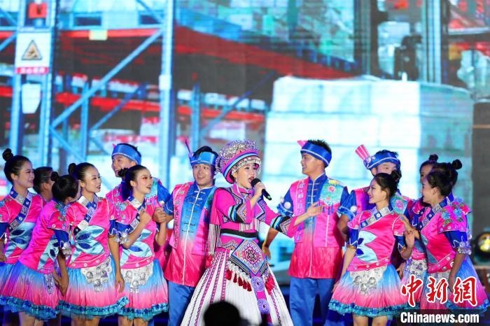 專場晚會上的民族歌舞表演?！涕L嬌 攝