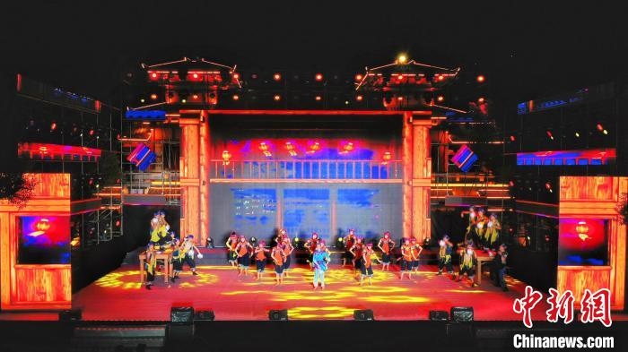 2021昭君文化旅游活動專場晚會現(xiàn)場?！≈苄橇?攝
