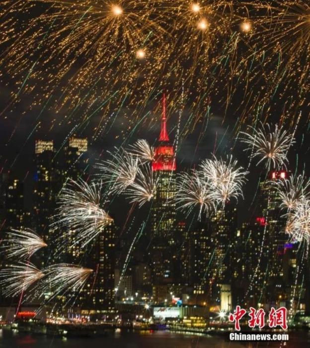 　　2018年，中國駐紐約總領(lǐng)事館前的哈德遜河上空燃放起焰火，慶祝中國狗年春節(jié)。