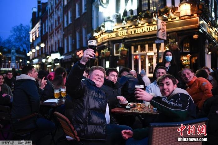 當(dāng)?shù)貢r(shí)間2021年4月12日，英國(guó)進(jìn)入放松疫情封鎖措施的第二階段。商鋪、理發(fā)店、健身房等被允許重新開(kāi)張，酒吧和餐館也可以在室外營(yíng)業(yè)。據(jù)悉，酒吧解封的第一晚，倫敦大批民眾在市中心喝酒跳舞，場(chǎng)面宛如狂歡節(jié)。