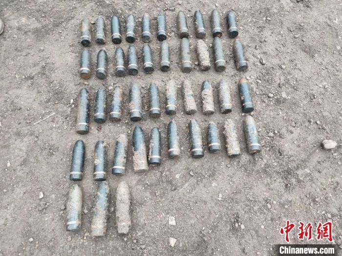 圖為發(fā)現(xiàn)的遺留炮彈?！√厝崭駱?攝