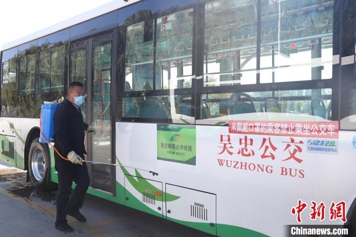 工作人員正在對(duì)公交車(chē)進(jìn)行消殺?！∮诰?攝