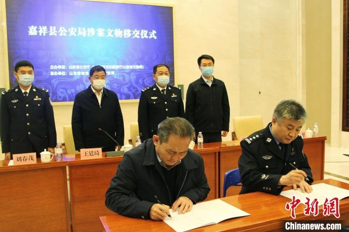 山東博物館館長(zhǎng)鄭同修和嘉祥縣人民政府副縣長(zhǎng)、公安局局長(zhǎng)趙健簽署移交協(xié)議?！≮w曉 攝