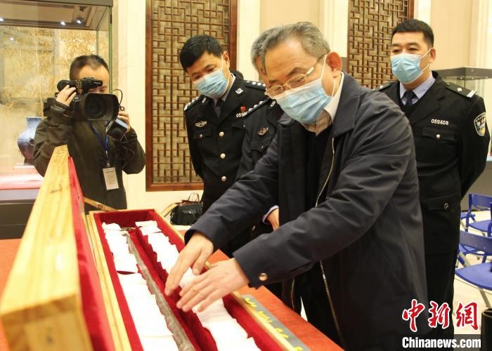 山東博物館館長(zhǎng)鄭同修介紹涉案文物龍首錯(cuò)銀木柲銅杖?！≮w曉 攝