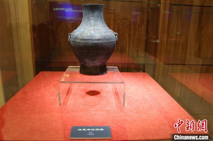 二級(jí)文物戰(zhàn)國(guó)時(shí)期漆蓋云紋銅壺?！≮w曉 攝