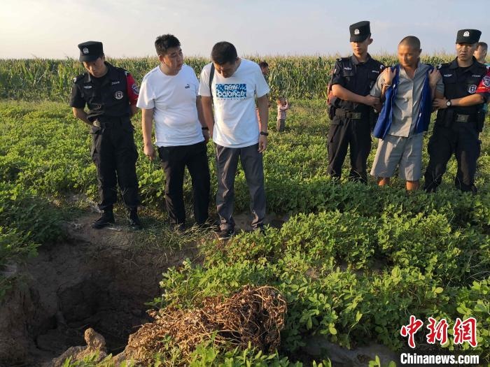 資料圖：犯罪嫌疑人辨認(rèn)作案現(xiàn)場(chǎng)?！〖蜗榭h公安局供圖