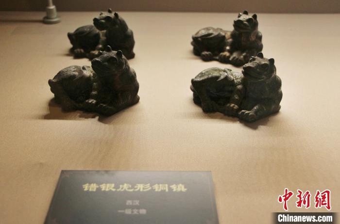 一級(jí)文物錯(cuò)銀虎形銅鎮(zhèn)?！≮w曉 攝