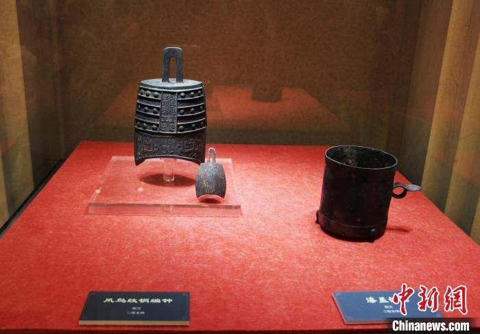 二級(jí)文物西漢鳳鳥(niǎo)紋銅編鐘、漆蓋銅卮?！≮w曉 攝