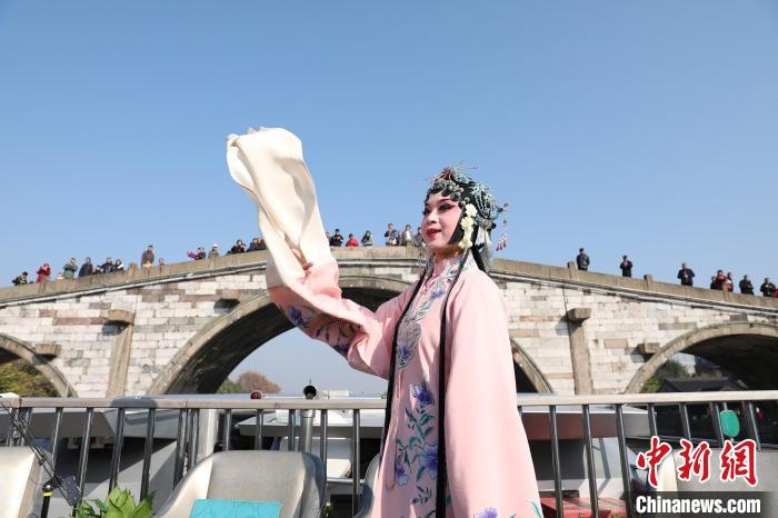 2019京杭對(duì)話的大運(yùn)河京杭雅集活動(dòng)中，浙江昆劇團(tuán)國(guó)家一級(jí)演員楊崑在中國(guó)大運(yùn)河(杭州段)上進(jìn)行表演?！⌒燔?攝 攝