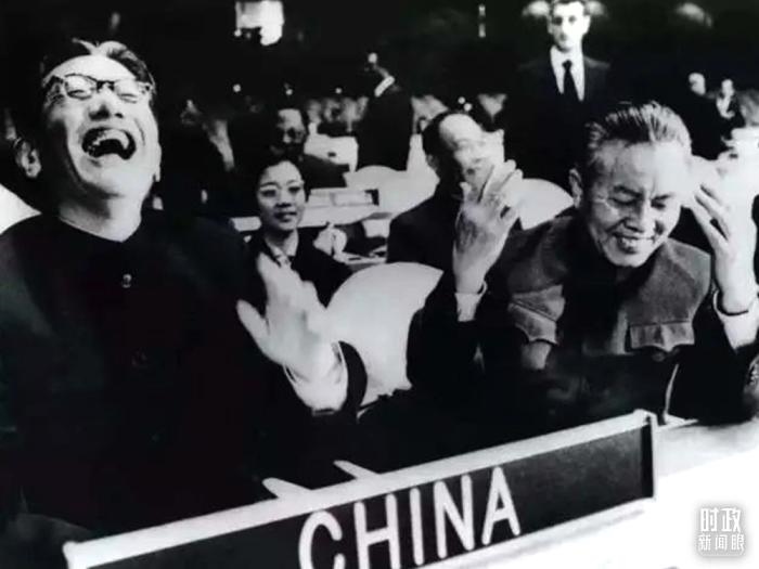 △1971年11月15日，以外交部副部長(zhǎng)喬冠華(左一)為團(tuán)長(zhǎng)、黃華(右一)為副團(tuán)長(zhǎng)的中國(guó)代表團(tuán)，首次出現(xiàn)在聯(lián)合國(guó)大會(huì)上。(資料圖)