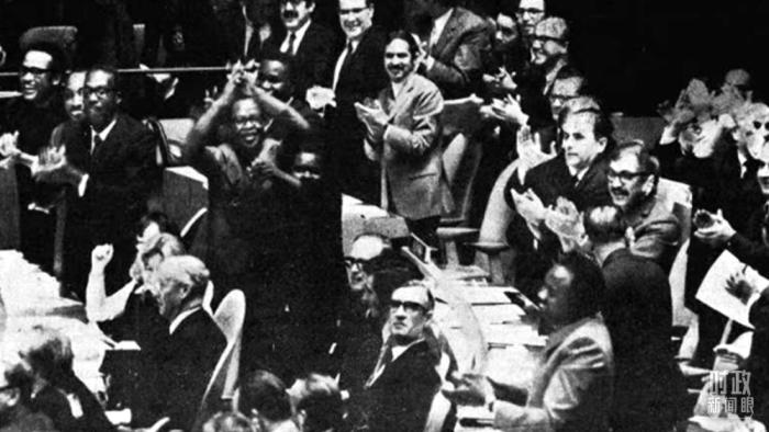 △第2758號(hào)決議通過(guò)后，現(xiàn)場(chǎng)爆發(fā)出熱烈歡呼聲。(資料圖)