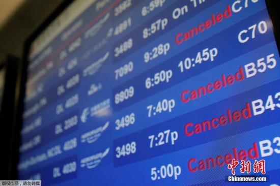 水管破裂造成第四航站樓的多家航班延誤或取消。圖為航站樓內(nèi)的電子公告牌顯示航班信息。