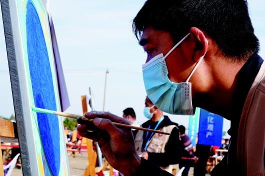 　　參加文物技能競賽彩畫項目的選手。