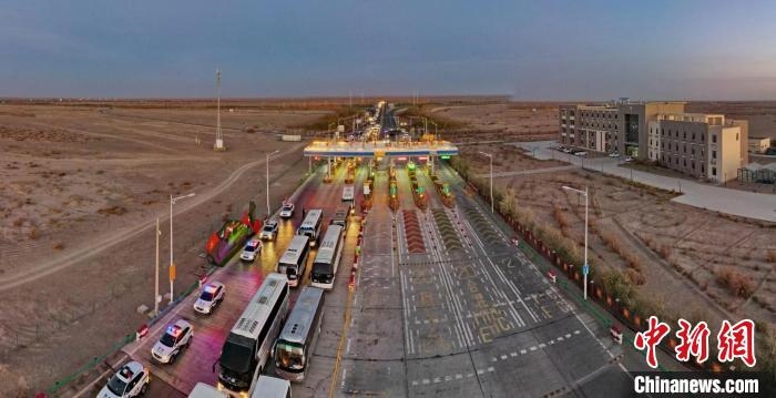 圖為旅游大巴游客有序離開額濟(jì)納 王磊 攝