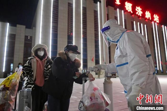 圖為滯留游客被有序轉(zhuǎn)運(yùn)至低風(fēng)險(xiǎn)地區(qū)?！⊥趵?攝