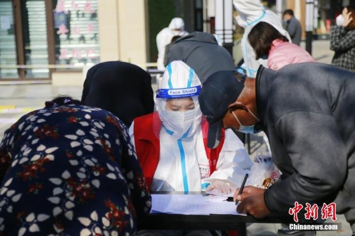 資料圖：青海省西寧市城西區(qū)一核酸檢測(cè)采樣點(diǎn)，居民進(jìn)行信息登記。<a target='_blank' href='http://www.chinanews.com/'>中新社</a>記者 馬銘言 攝