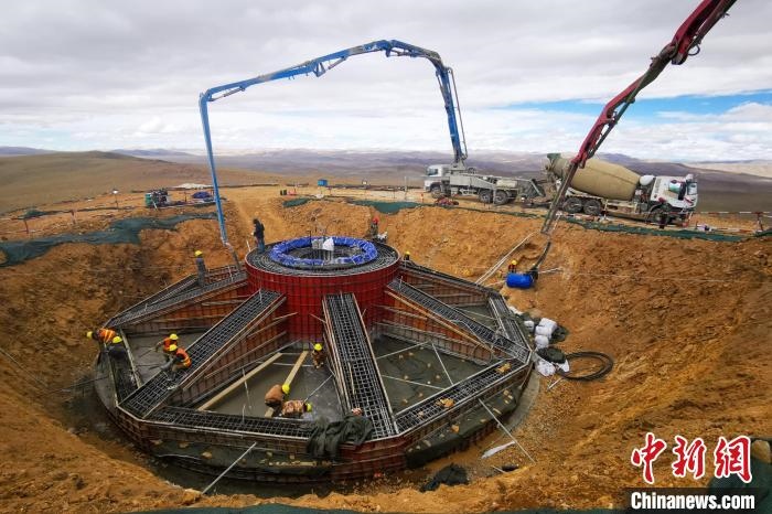 資料圖為該風(fēng)電場建設(shè)現(xiàn)場?！≈袊娊瘓F(tuán)成都勘測設(shè)計研究院有限公司 供圖