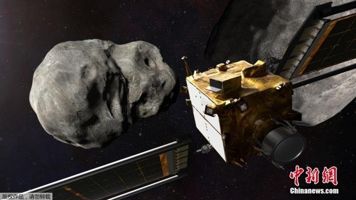 當(dāng)?shù)貢r(shí)間11月4日，法新社公布了兩張來(lái)自美國(guó)宇航局的太空效果圖，畫面顯示一艘宇宙飛船從小行星后面進(jìn)行撞擊。據(jù)悉，美國(guó)宇航局計(jì)劃讓一艘以每小時(shí)24000公里的速度飛行的宇宙飛船撞上一顆小行星以進(jìn)行“行星防御”測(cè)試，雖然地球尚且沒(méi)有面臨如此緊迫的危險(xiǎn)。