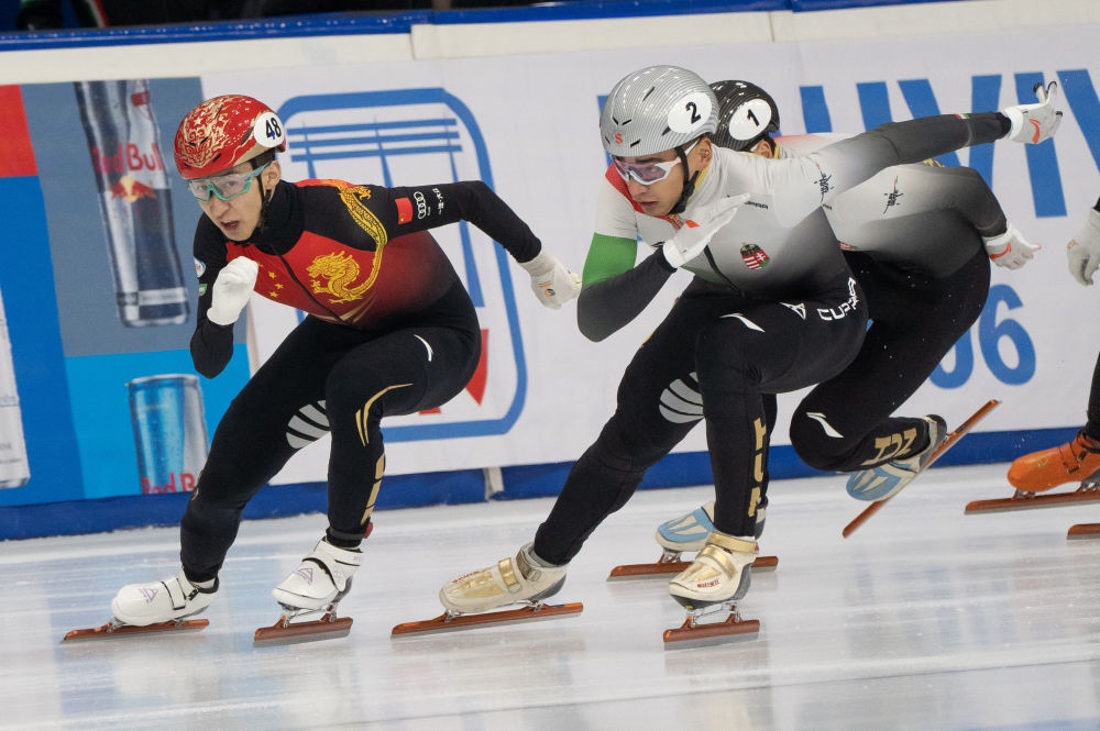 11月20日，中國選手武大靖(左)和匈牙利選手劉少林在比賽中。劉少林奪得冠軍，武大靖獲得第四名。新華社發(fā)(弗爾季·奧蒂洛 攝)