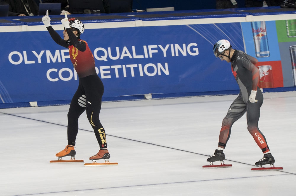 11月20日，任子威(左)在比賽后慶祝。新華社發(fā)(弗爾季·奧蒂洛 攝)