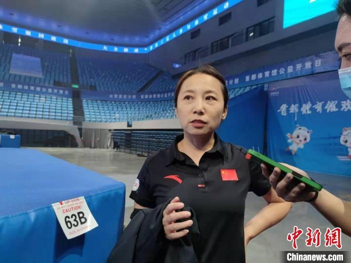 中國滑冰協(xié)會(huì)主席、前中國短道速滑隊(duì)主教練李琰表示，”冰雪惠民計(jì)劃“能推動(dòng)更多人上冰 郝凌宇 攝