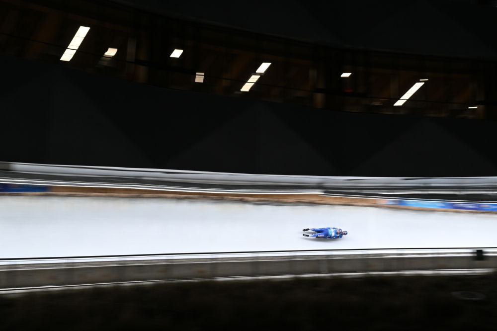 11月21日，美國選手馬茲德澤/泰爾迪曼在團(tuán)體接力比賽中。新華社記者陳益宸攝