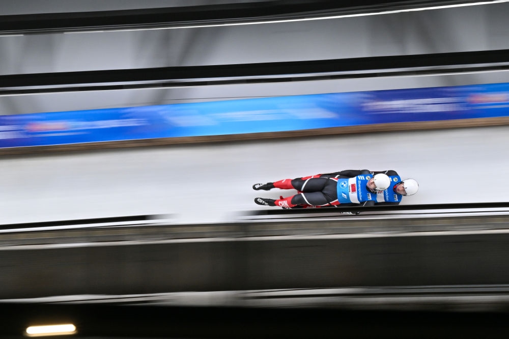 11月21日，“相約北京”國際雪橇聯(lián)合會(huì)雪橇世界杯，中國選手黃葉波/彭俊越在團(tuán)體接力比賽中。新華社記者陳益宸攝
