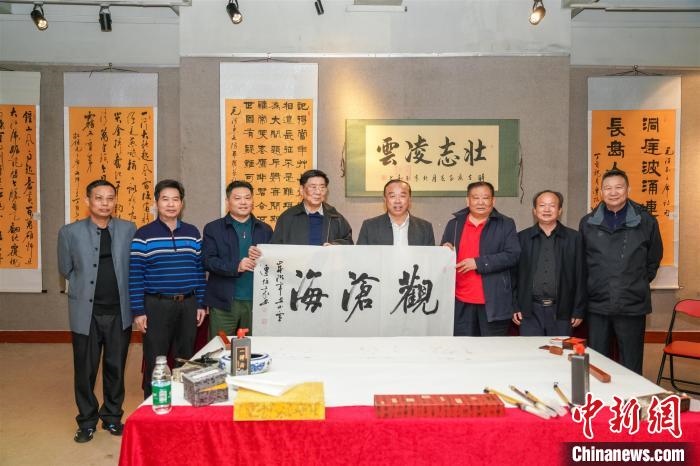 圖為百名將軍書畫展活動現(xiàn)場?！∷涡憬?攝 攝