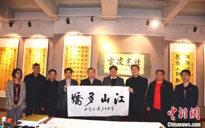 圖為百名將軍書畫展活動現(xiàn)場。　顏新陽 攝 攝