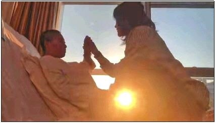 每天早上媽媽醒來(lái)后，母女倆都會(huì)迎著晨曦握手、擊掌?！∫曨l截圖