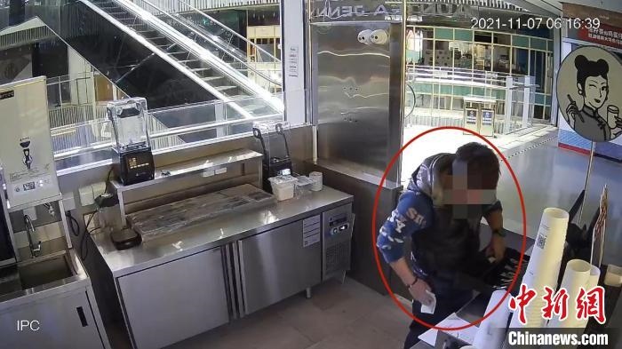 嫌疑人實(shí)施犯罪行為的監(jiān)控視頻?！↑S浦公安供圖