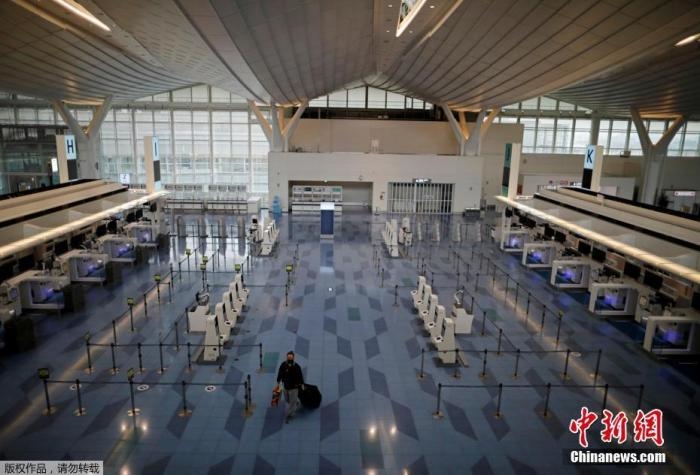 資料圖：日本東京，東京國際機場，一名乘客在國際航班航站樓的登機區(qū)。