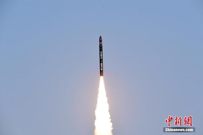 北京時間2021年12月7日12時12分，谷神星一號遙二運(yùn)載火箭在中國酒泉衛(wèi)星發(fā)射中心成功發(fā)射升空，將搭載的天津大學(xué)一號、麗澤一號、寶醞號、金紫荊五號、金紫荊一號03星等5顆小衛(wèi)星順利送入預(yù)定軌道，發(fā)射任務(wù)獲得圓滿成功。汪江波 攝