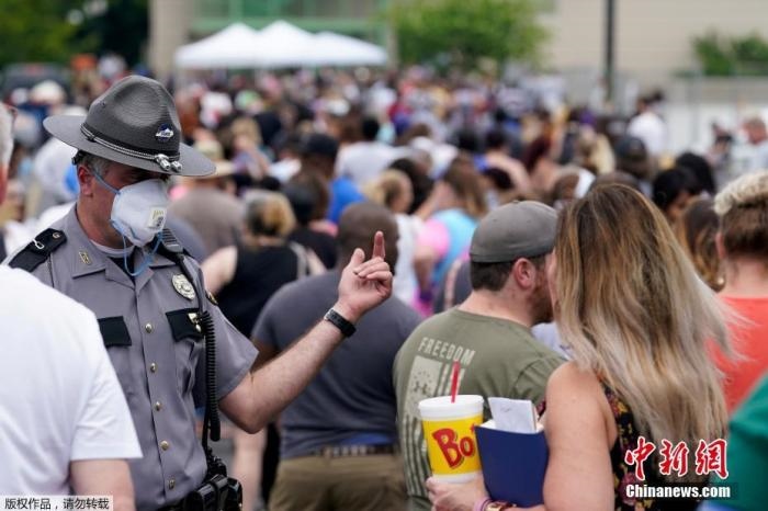 當(dāng)?shù)貢r(shí)間6月17日，美國(guó)肯塔基州國(guó)會(huì)大樓外，上千名在疫情期間失業(yè)的美國(guó)民眾在此排隊(duì)等候進(jìn)入大樓。據(jù)悉肯塔基州在疫情期間開(kāi)設(shè)了臨時(shí)失業(yè)辦公室。