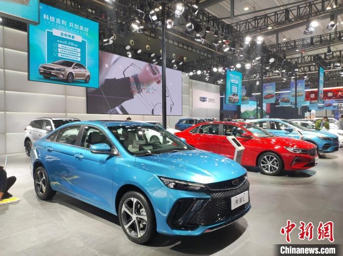 長(zhǎng)沙國(guó)際車展上展出的汽車?！√菩∏?攝